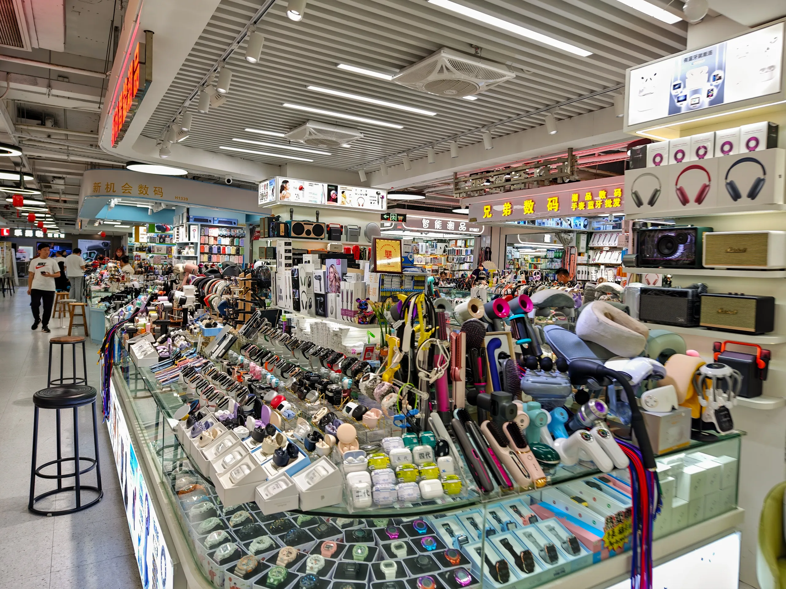 A market at Huaqiangbei selling a variety of tech and mobile products