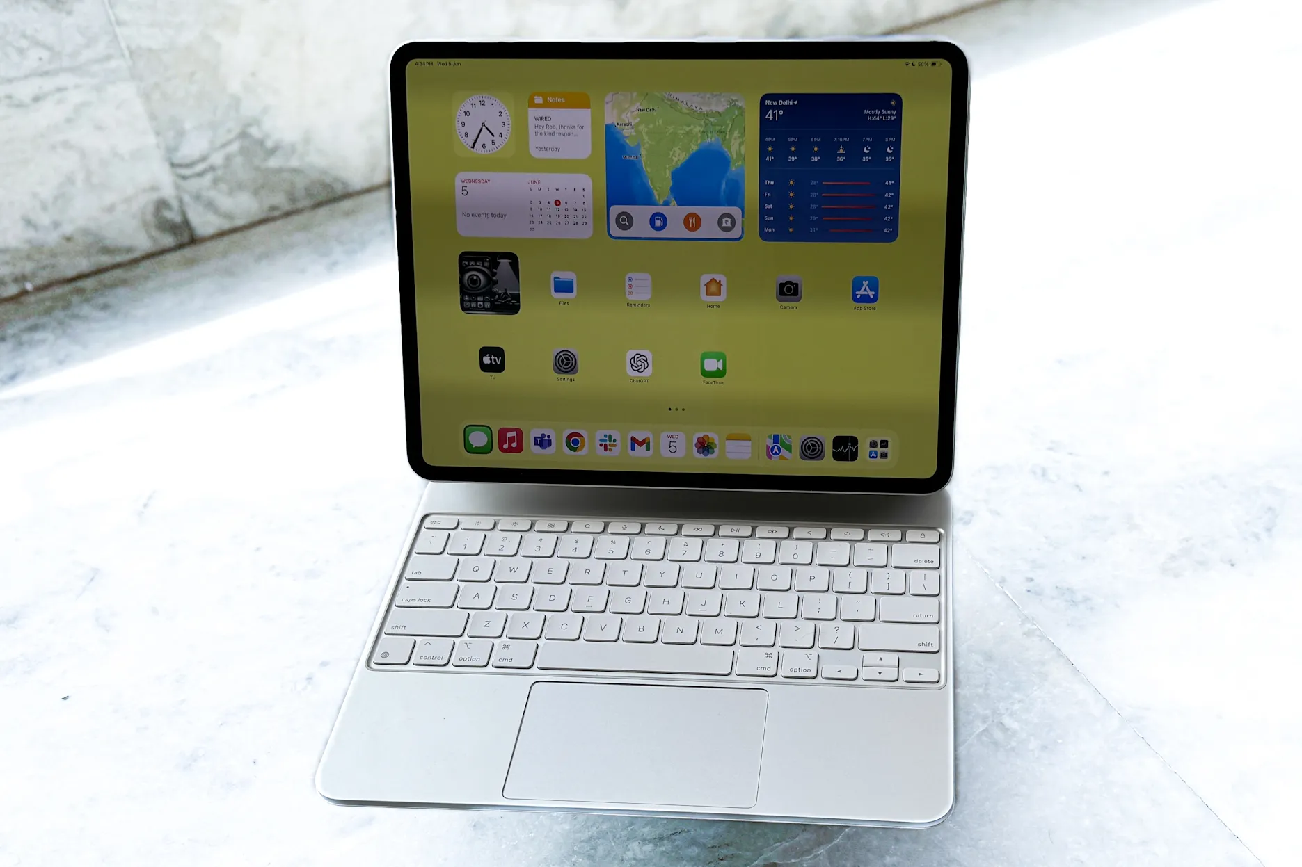 شاشة رئيسية لجهاز iPad Pro يعمل بنظام iPadOS 18.