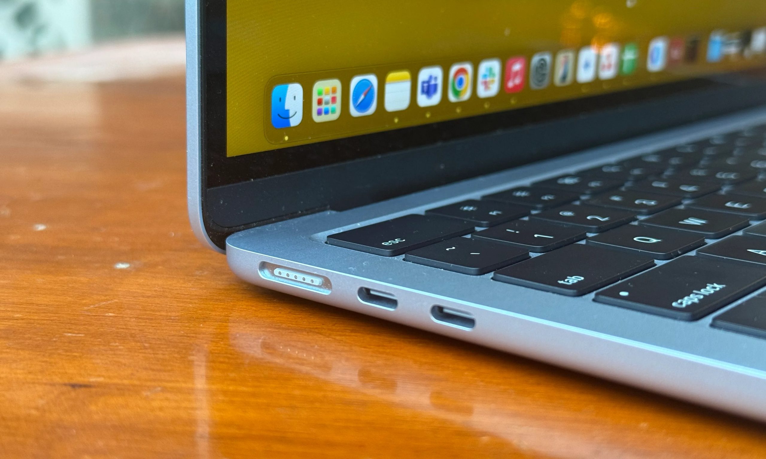 منافذ في M4 MacBook Air.