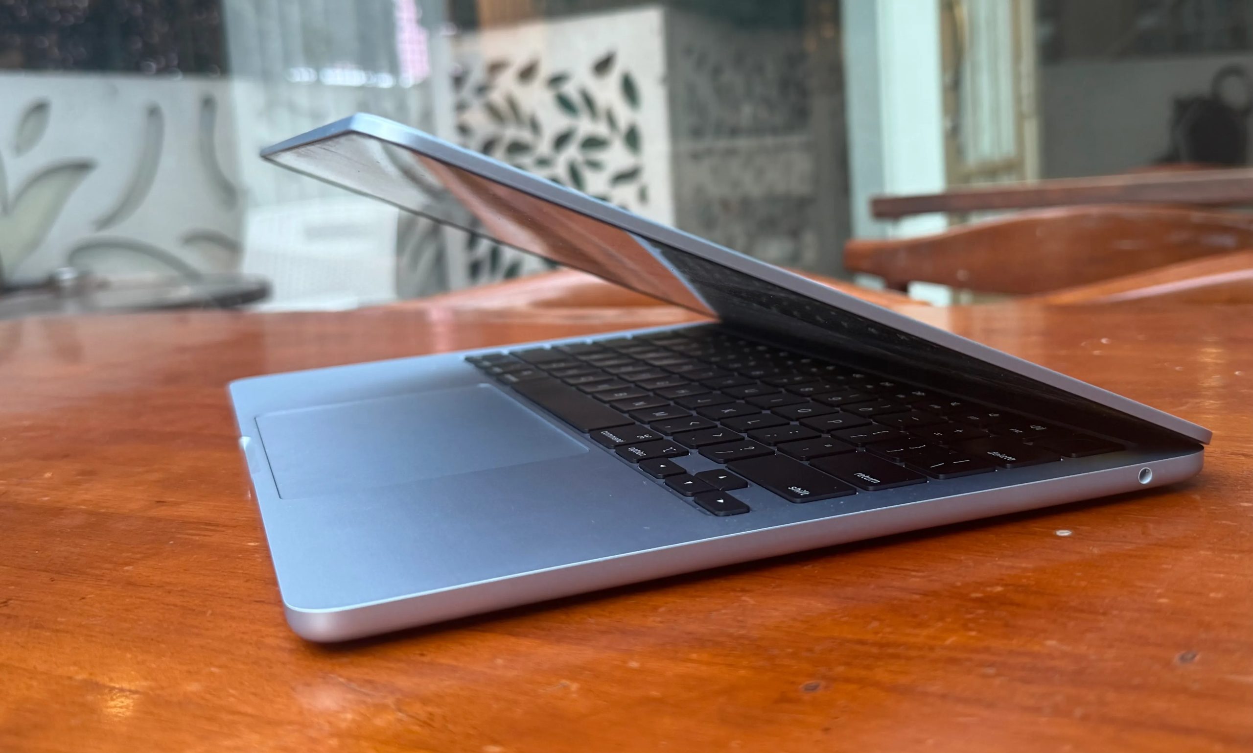 منظر جانبي لجهاز M4 MacBook Air.