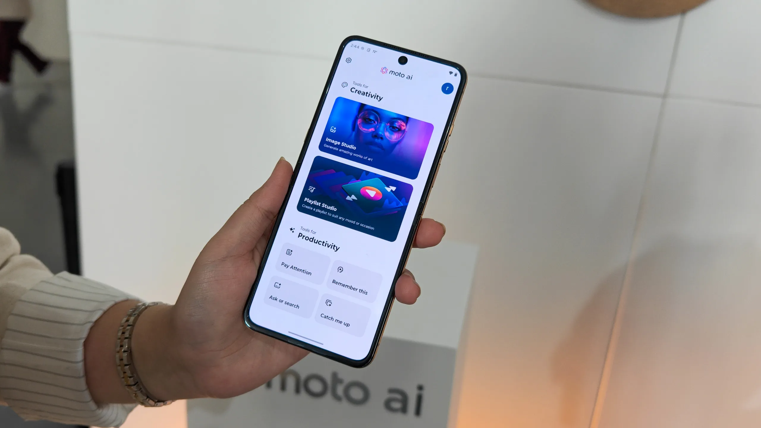 أدوات الإبداع الجديدة مثل Image Studio و Playlist Studio في Moto AI 2.0 على سلسلة Razr 2025