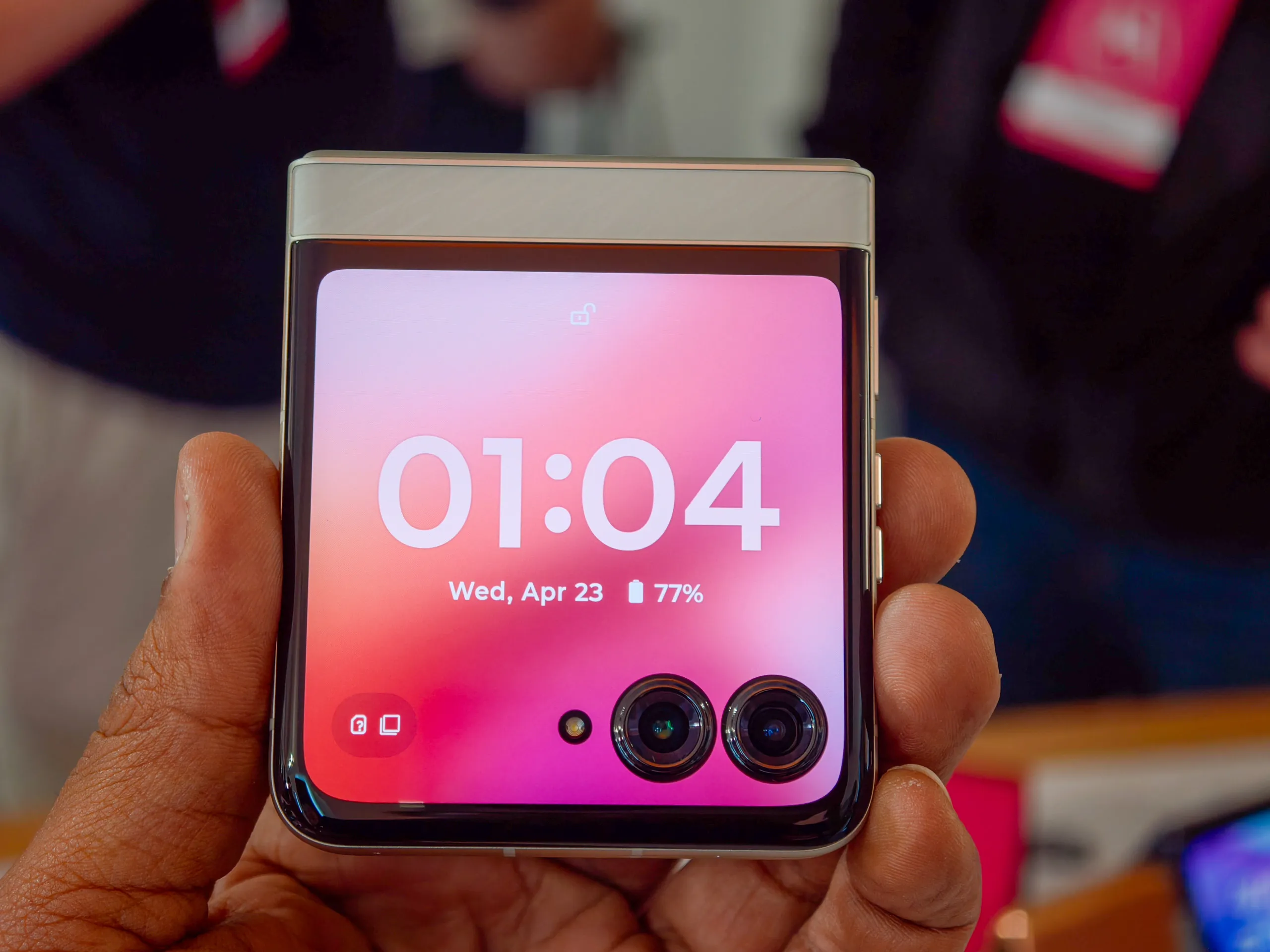 Moto Razr 2025 بلون Pantone Lightest Sky (أبيض)