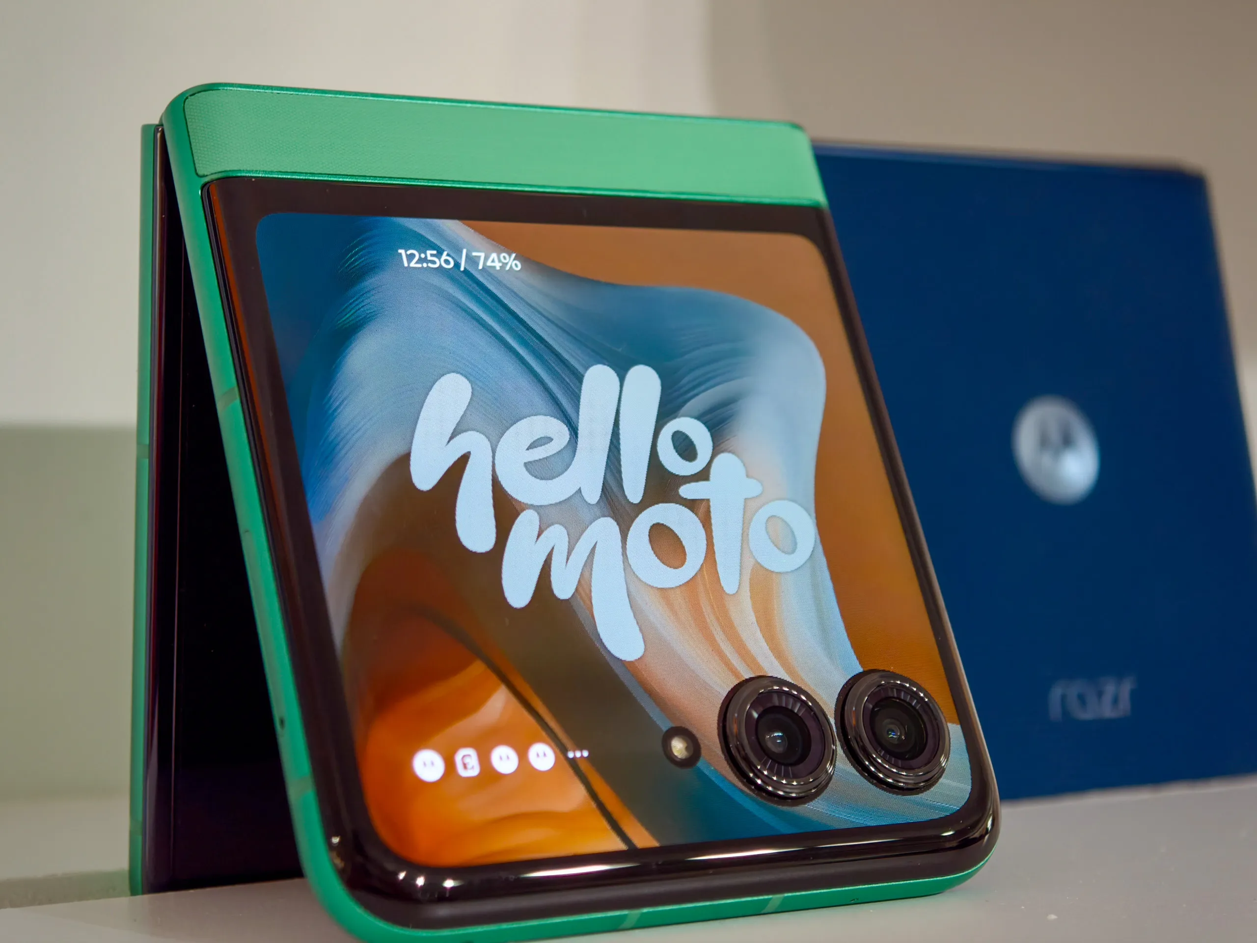 Moto Razr 2025 in Pantone Spring Bud green