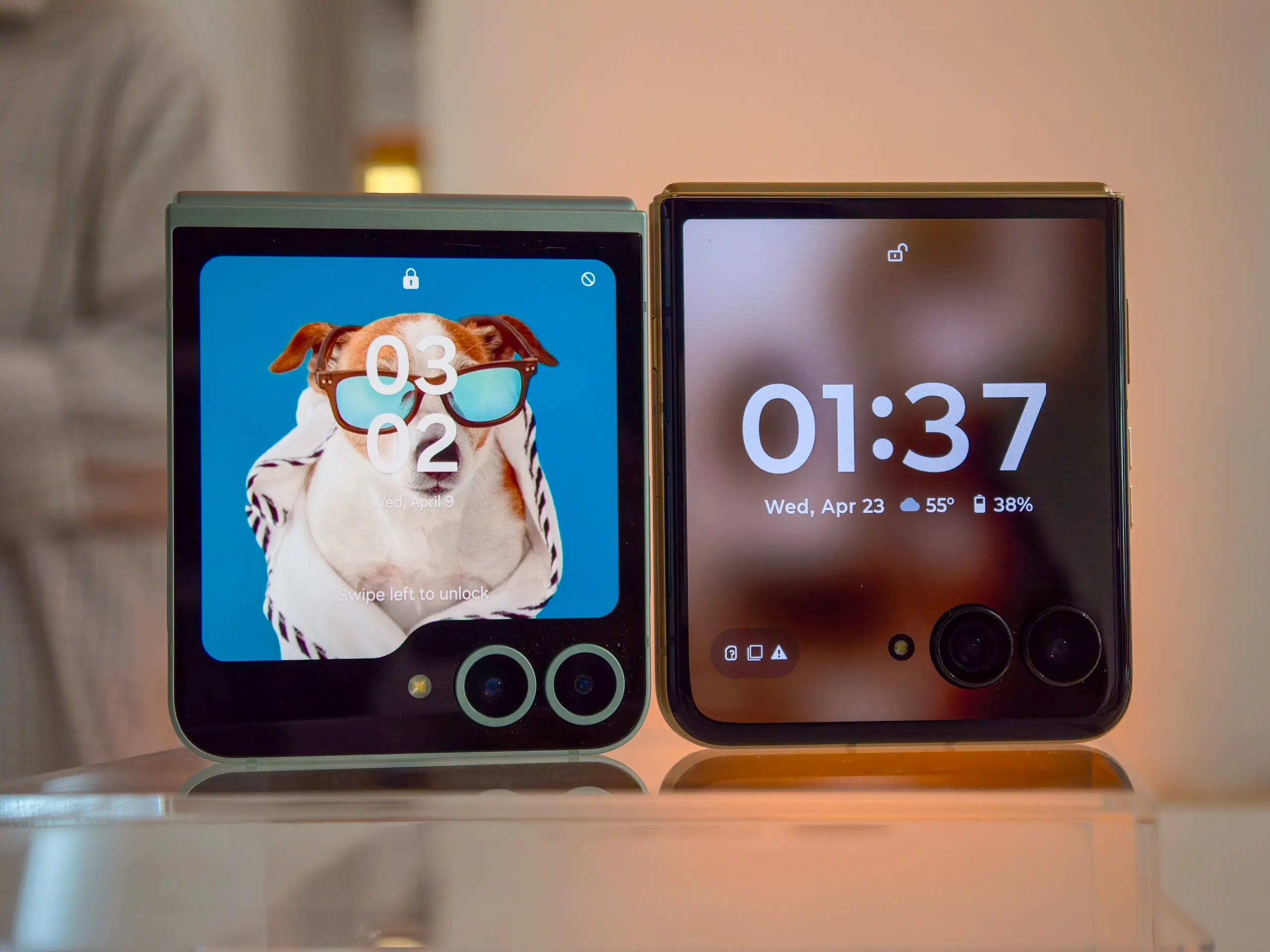 Galaxy Z Flip 6 vs Moto Razr Ultra 2025 front display