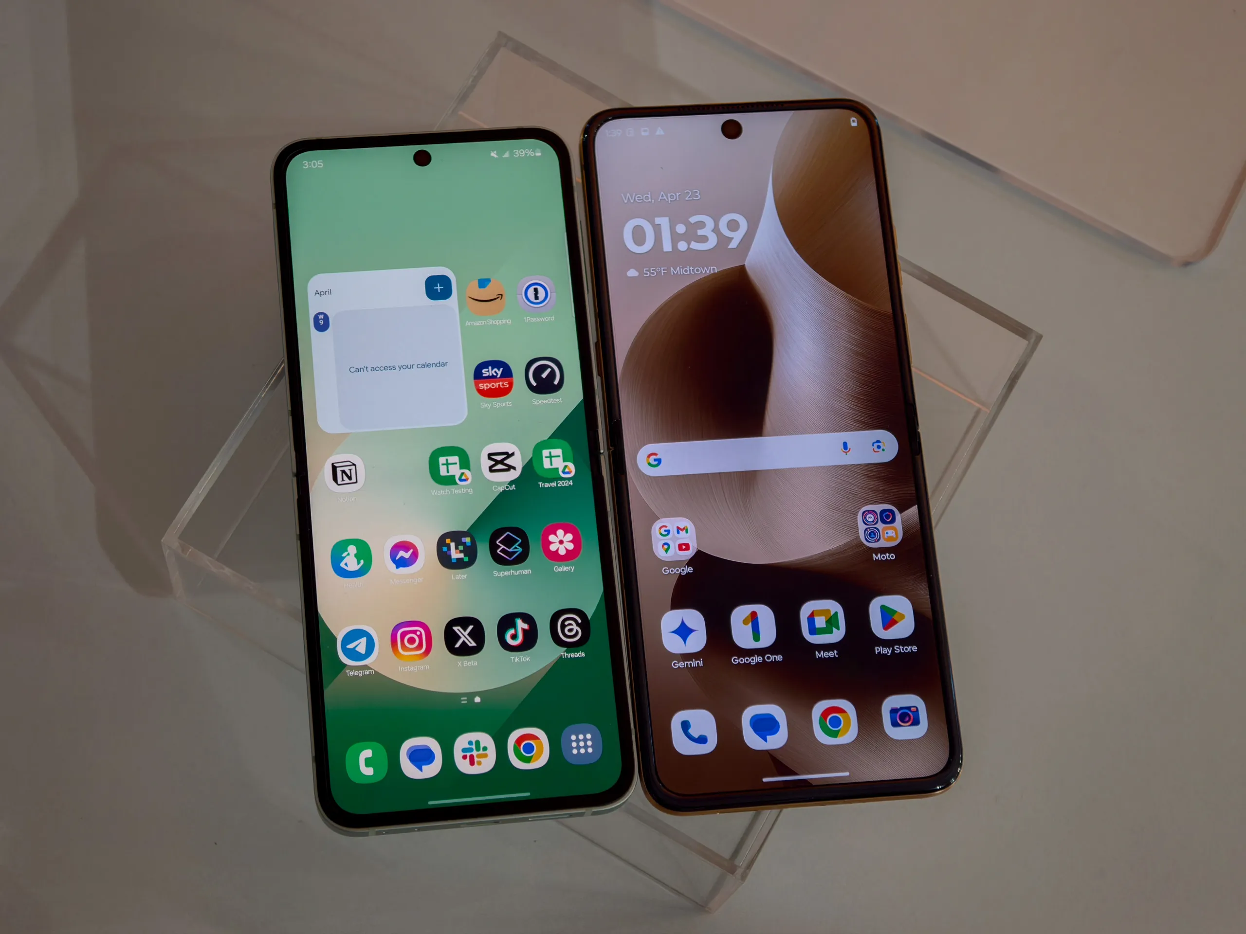 Galaxy Z Flip 6 vs Moto Razr Ultra 2025 main display