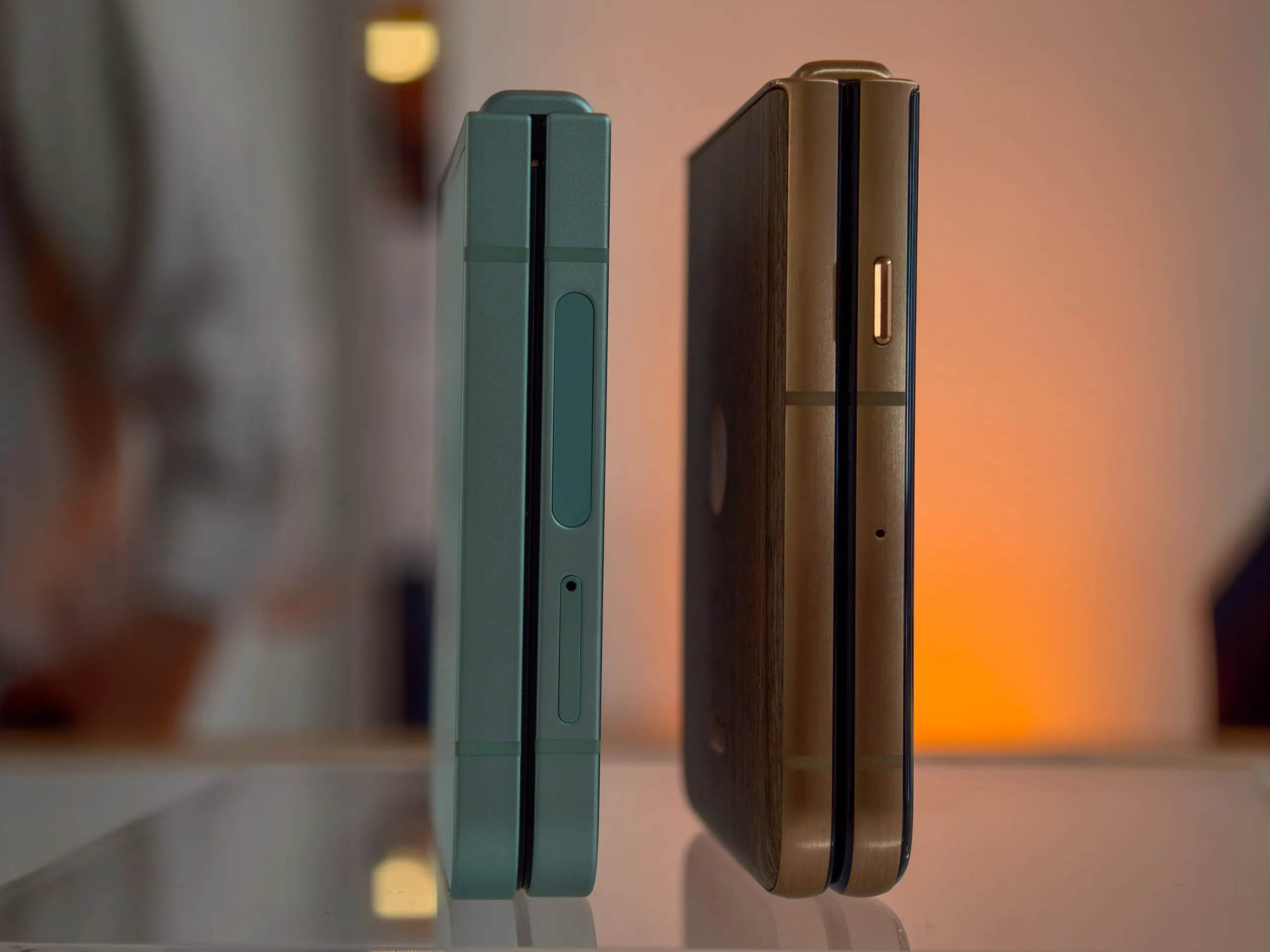 Galaxy Z Flip 6 vs Moto Razr Ultra 2025 side profile