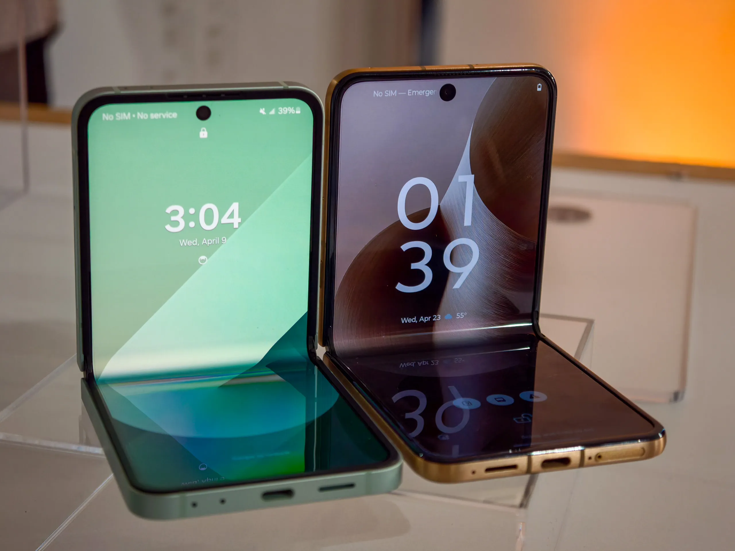 Galaxy Z Flip 6 vs Moto Razr Ultra 2025 unfolded crease