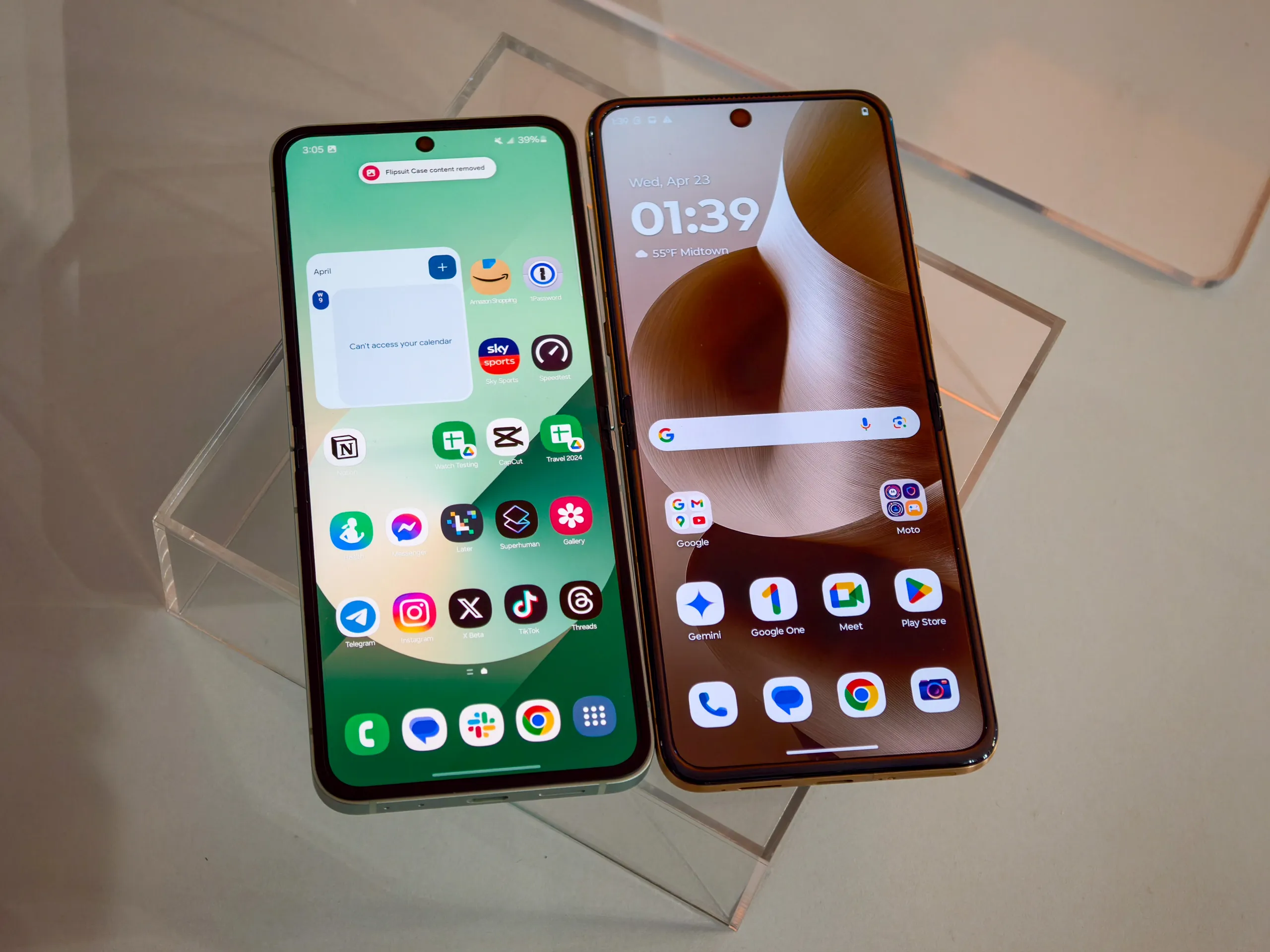 Galaxy Z Flip 6 vs Moto Razr Ultra 2025 main display