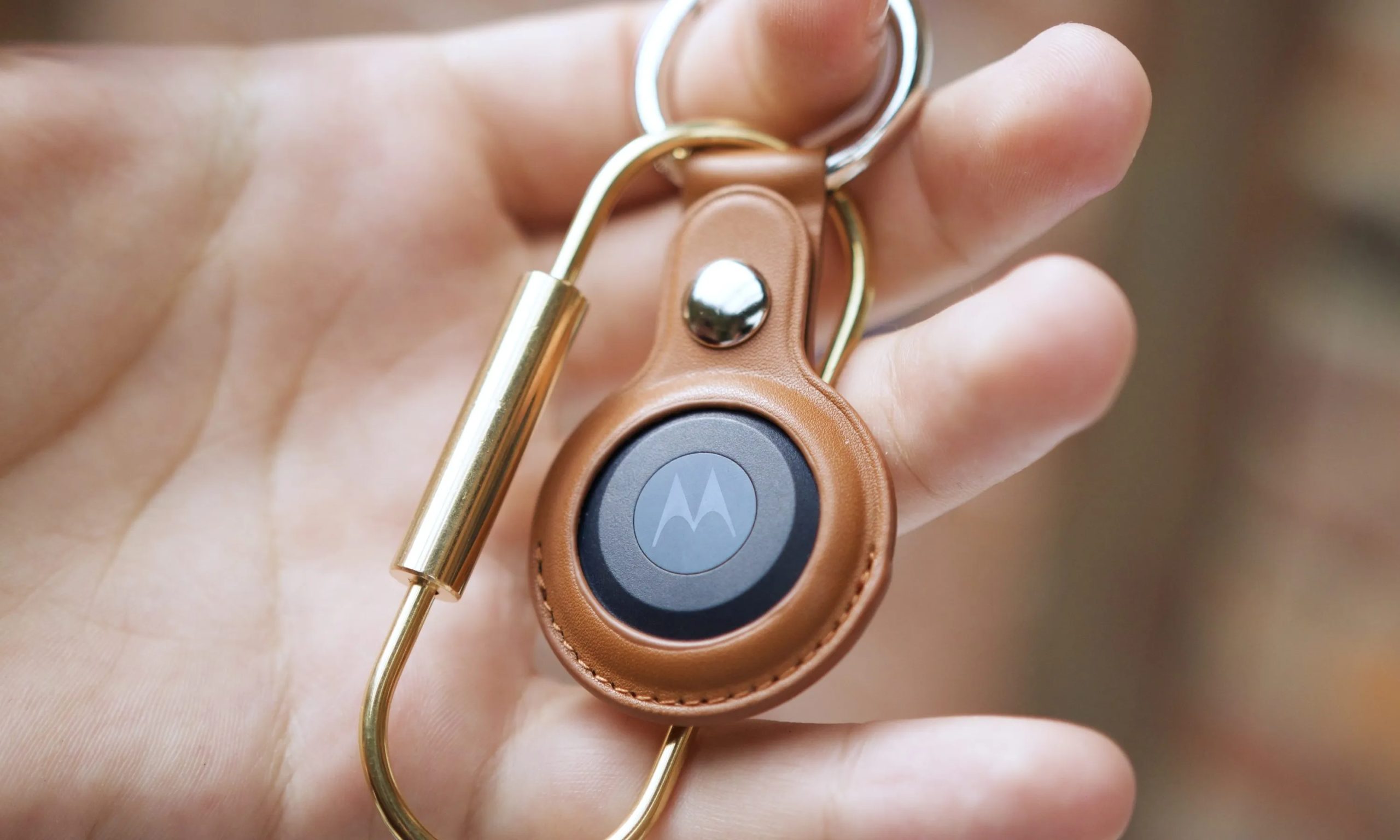 شخص يحمل Moto Tag.