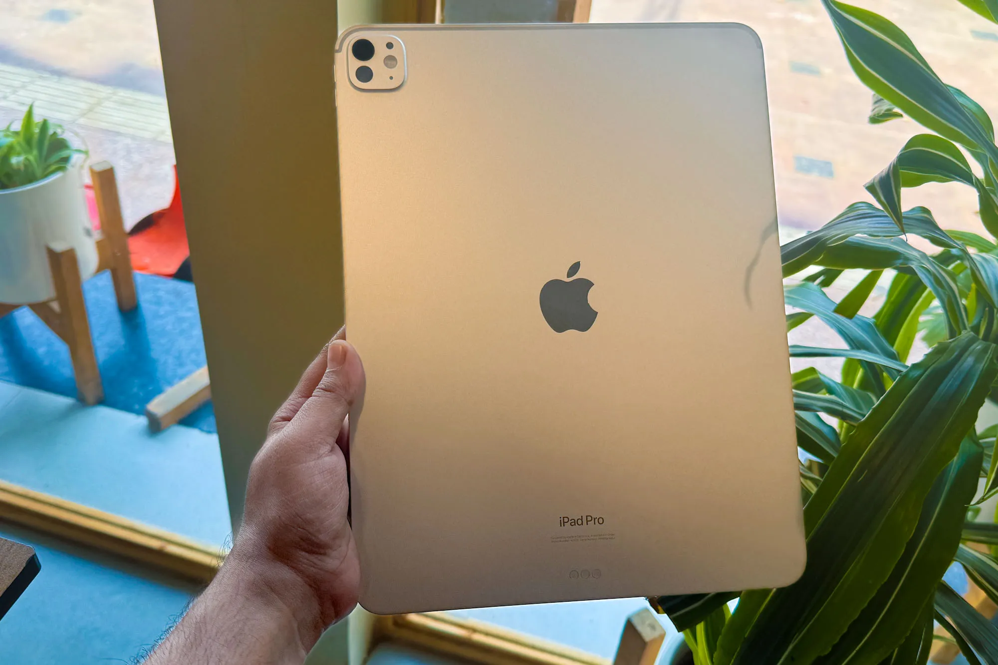 شخص يحمل iPad Pro M4.