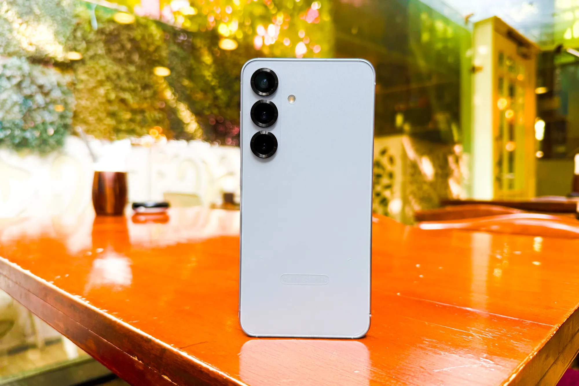 هاتف Samsung Galaxy S25 موضوع على طاولة.