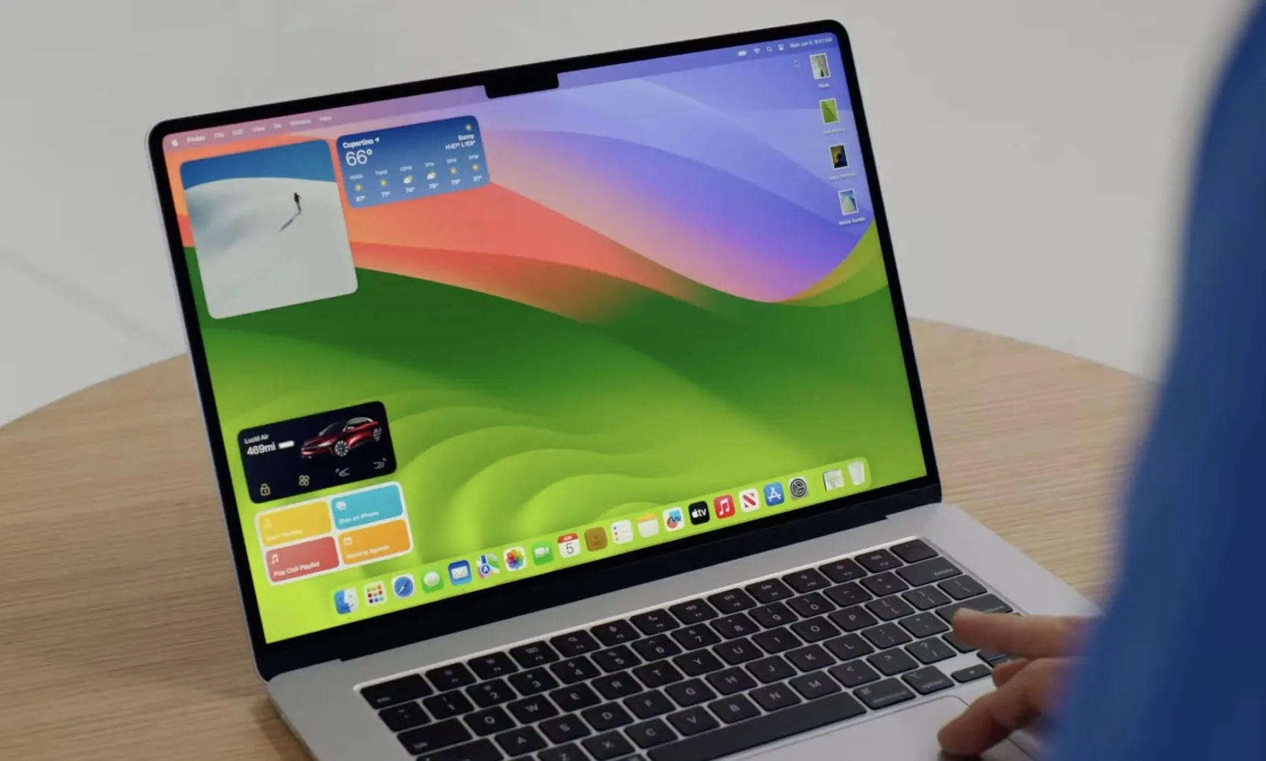 جهاز Apple MacBook Air مقاس 15 بوصة على مكتب، مع تشغيل macOS Sonoma على شاشته.