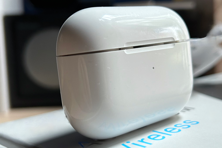 علبة شحن Apple AirPods Pro 2 مع غطاء مفتوح جزئيًا.