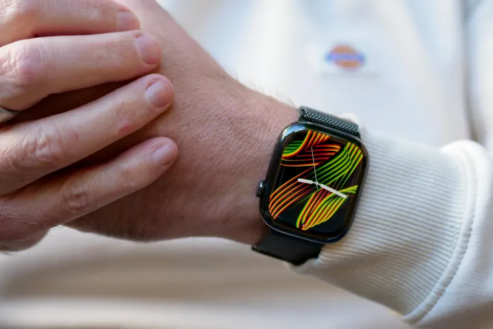 شخص يرتدي ساعة Apple Watch Series 10.