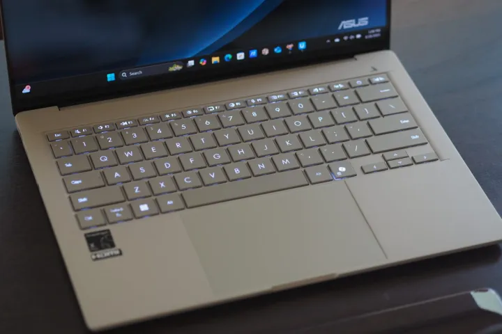 منظر علوي لجهاز Asus Zenbook A14 يظهر لوحة المفاتيح.