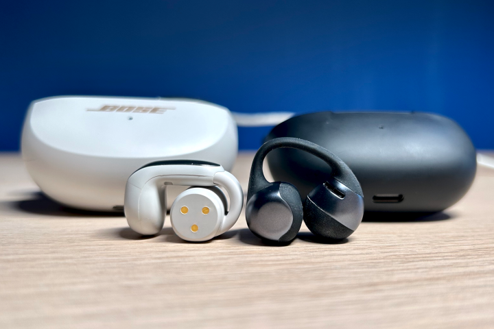 سماعات Bose Ultra Open Earbuds و Shokz OpenDots One.