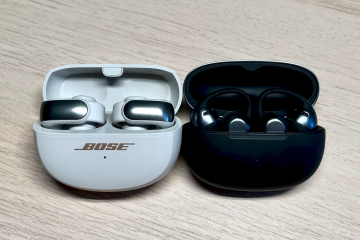 سماعات Bose Ultra Open Earbuds و Shokz OpenDots One.