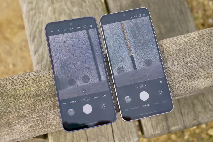 شاشات هاتفي Samsung Galaxy A56 و Galaxy A55 تعرض تطبيقات الكاميرا.