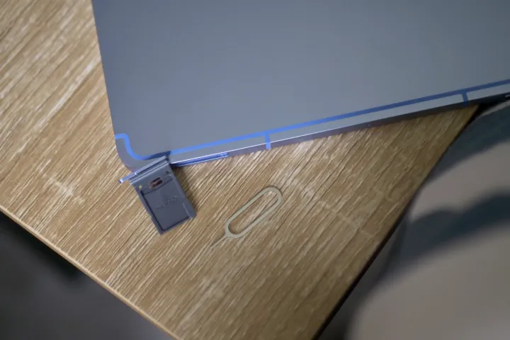 منفذ بطاقة MicroSD في جهاز Samsung Galaxy Tab S10 FE.