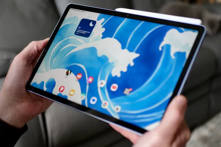 شخص يحمل جهاز Samsung Galaxy Tab S10 FE.