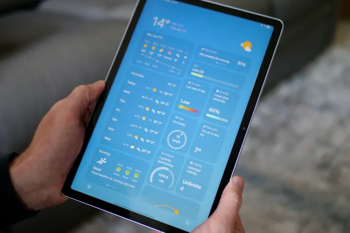 شخص يحمل Samsung Galaxy Tab S10 FE.