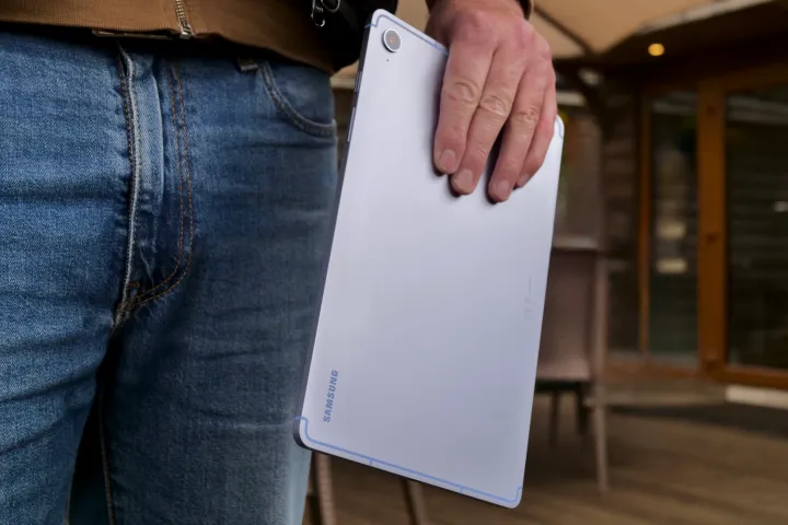 شخص يحمل جهاز Samsung Galaxy Tab S10 FE.