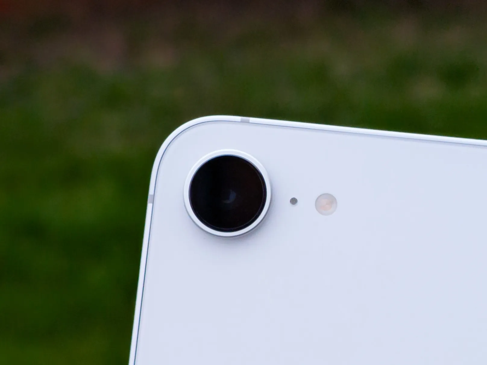 كاميرا Apple iPhone 16e باللون الأبيض