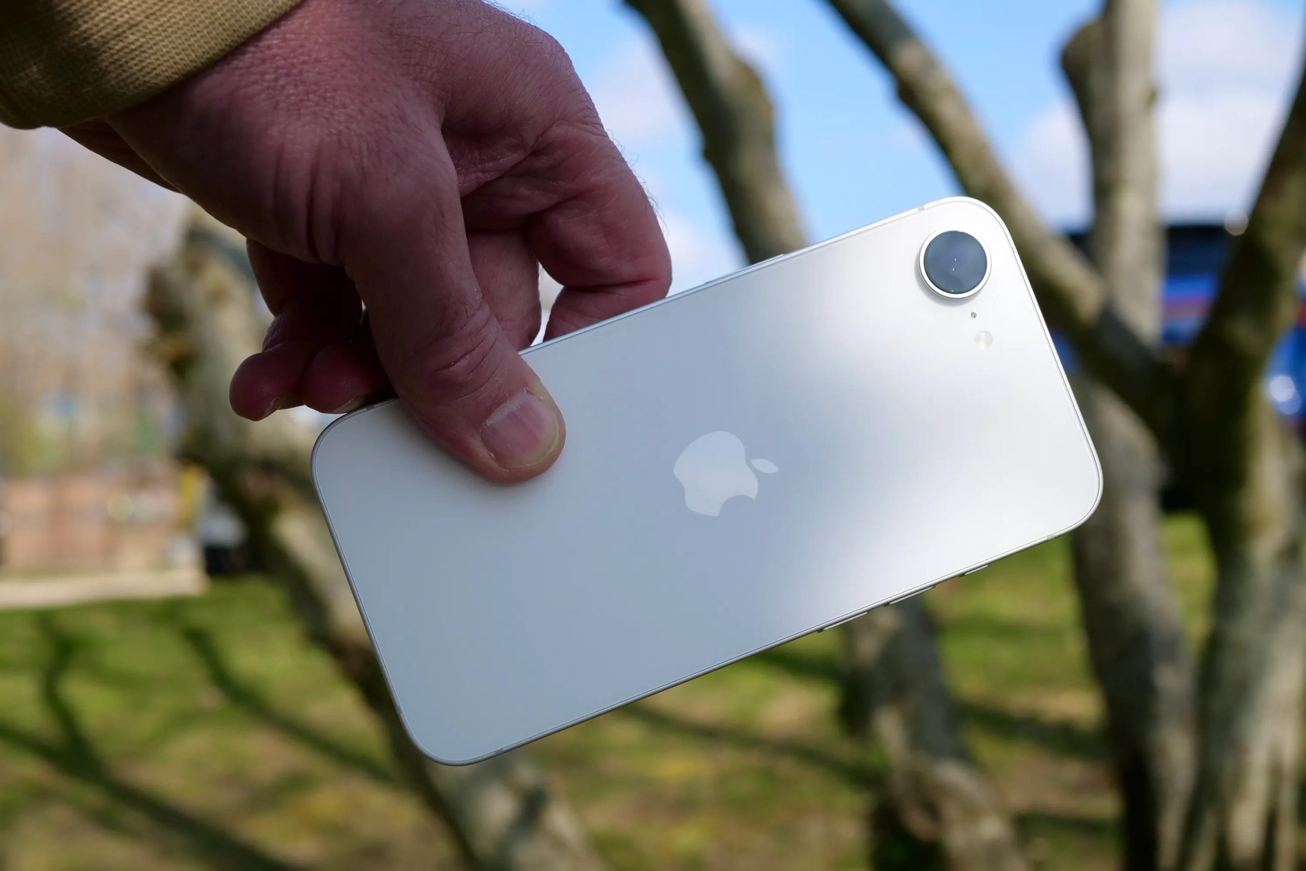 شخص يحمل هاتف Apple iPhone 16e.