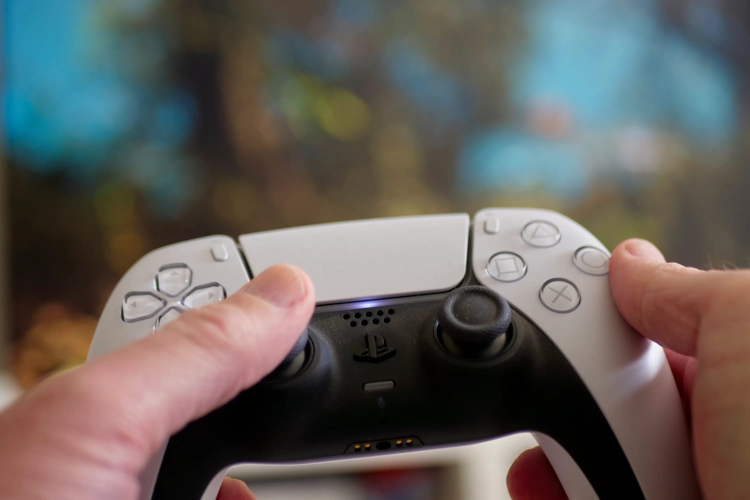 شخص يحمل وحدة تحكم PlayStation 5.