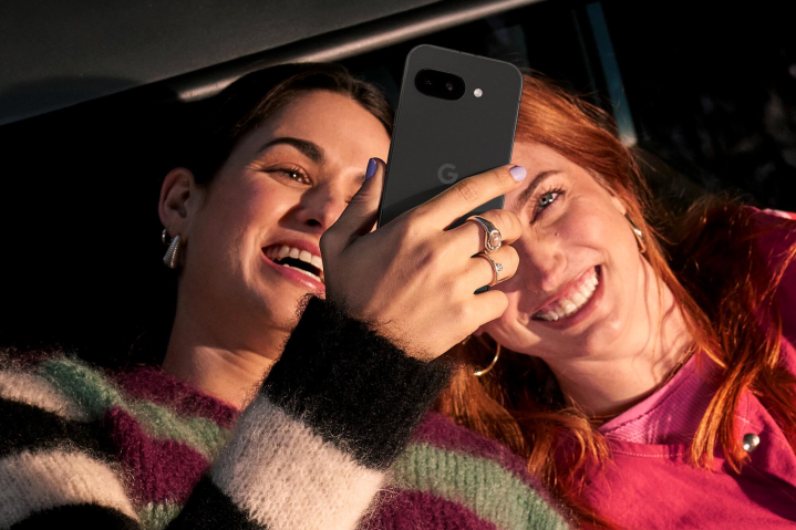 صورة ترويجية تُظهر أشخاصًا يستخدمون Google Pixel 9a.