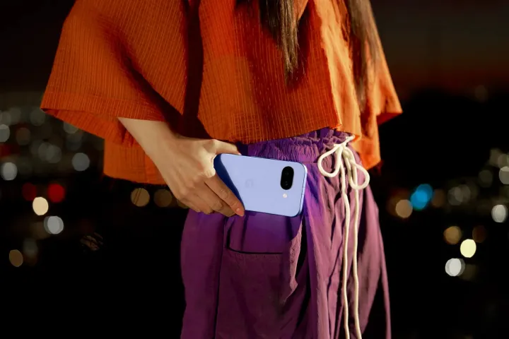 Pixel 9a باللون الأرجواني يحمله شخص ما