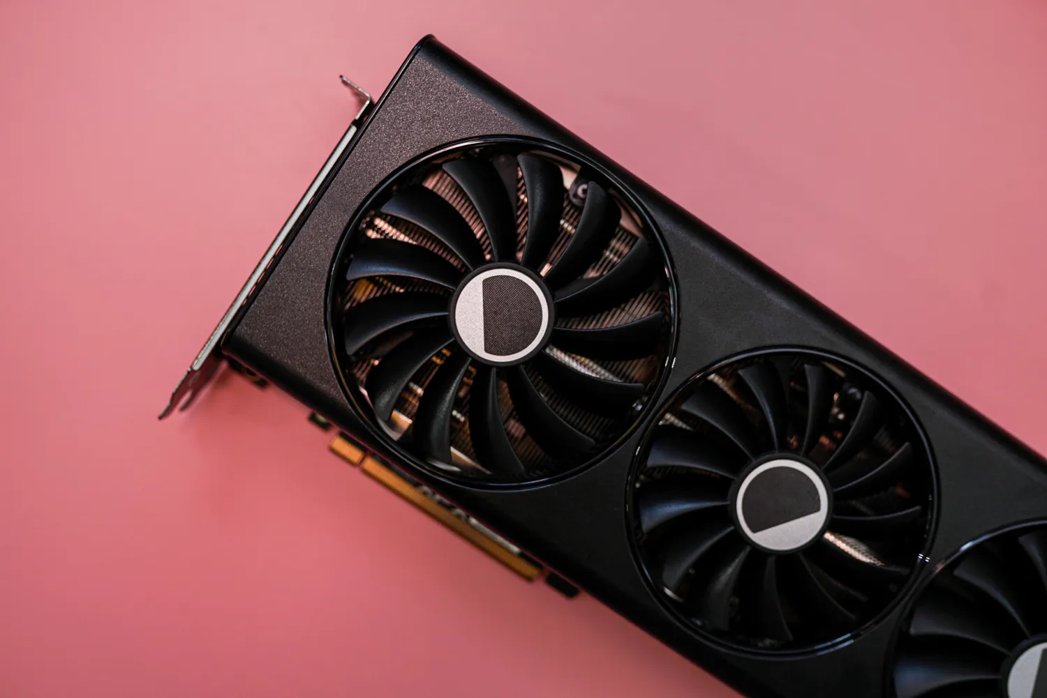 مراوح على بطاقة الرسوميات RX 7900 GRE.