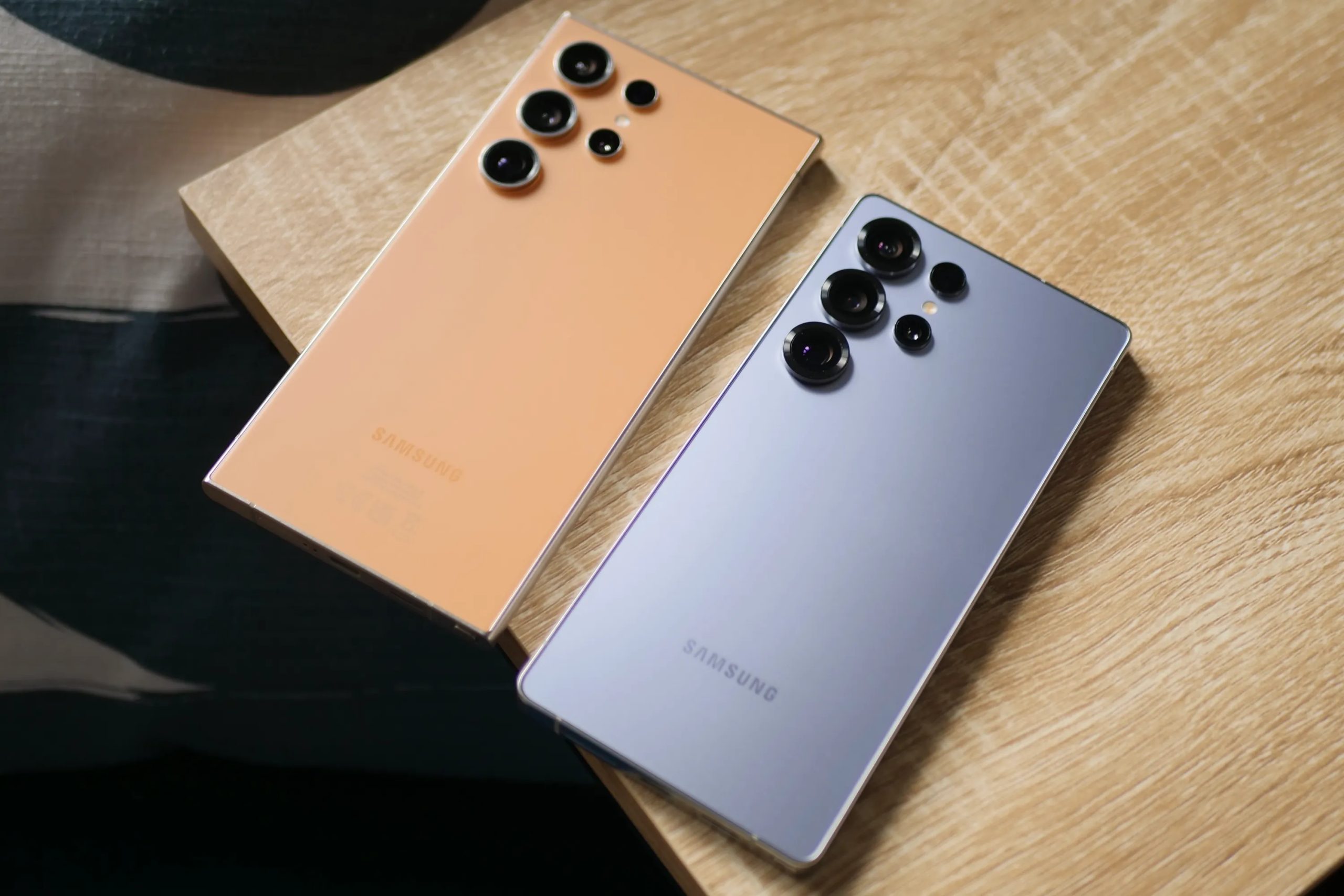 Samsung Galaxy S24 Ultra و Galaxy S25 Ultra.