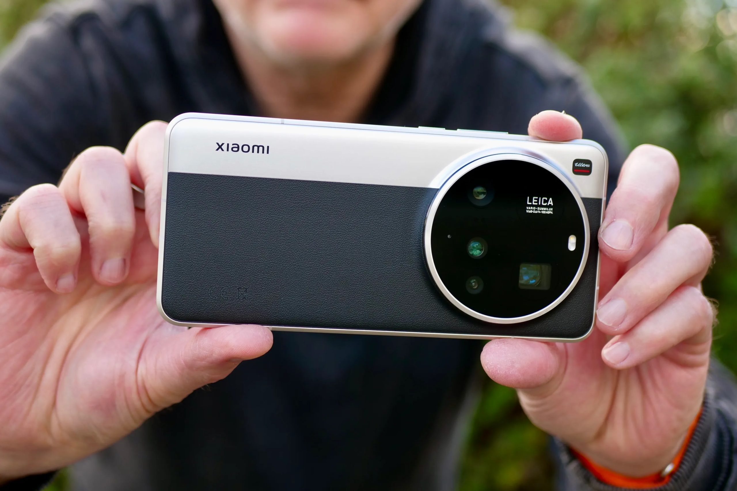 شخص يلتقط صورة بهاتف Xiaomi 15 Ultra.