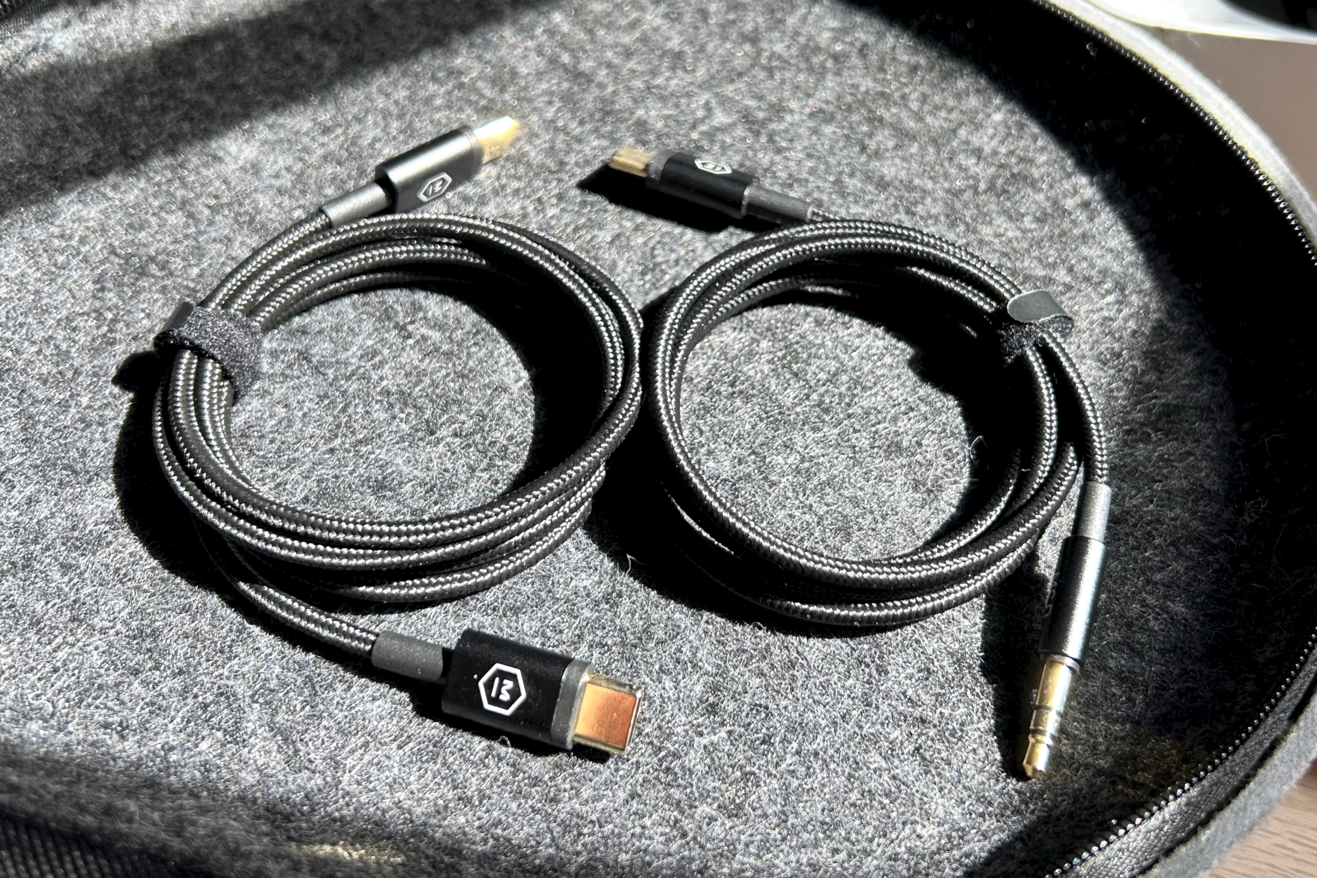 اثنان من كابلات Master & Dynamic USB-C.