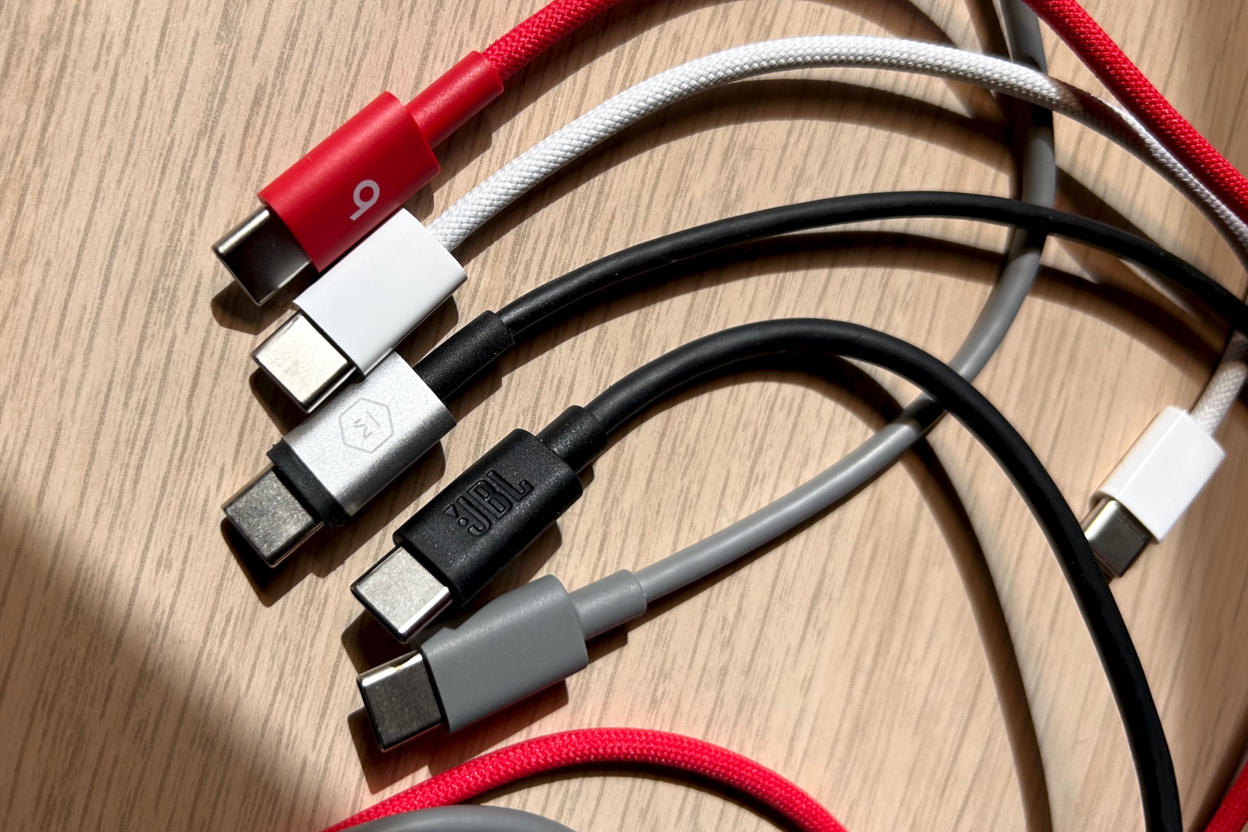 مجموعة من خمسة كابلات USB-C.