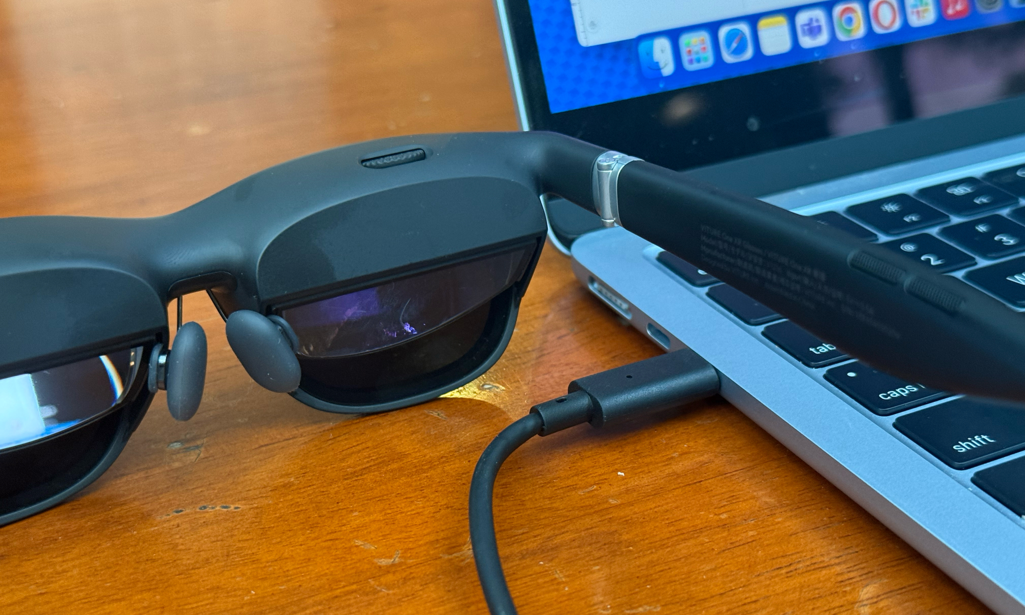 نظارات Viture One الذكية متصلة بجهاز Mac.