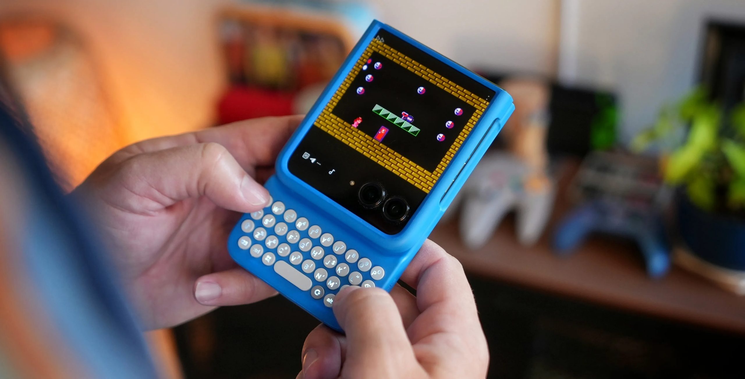 شخص يلعب باستخدام Clicks for Moto Razr+ 2024