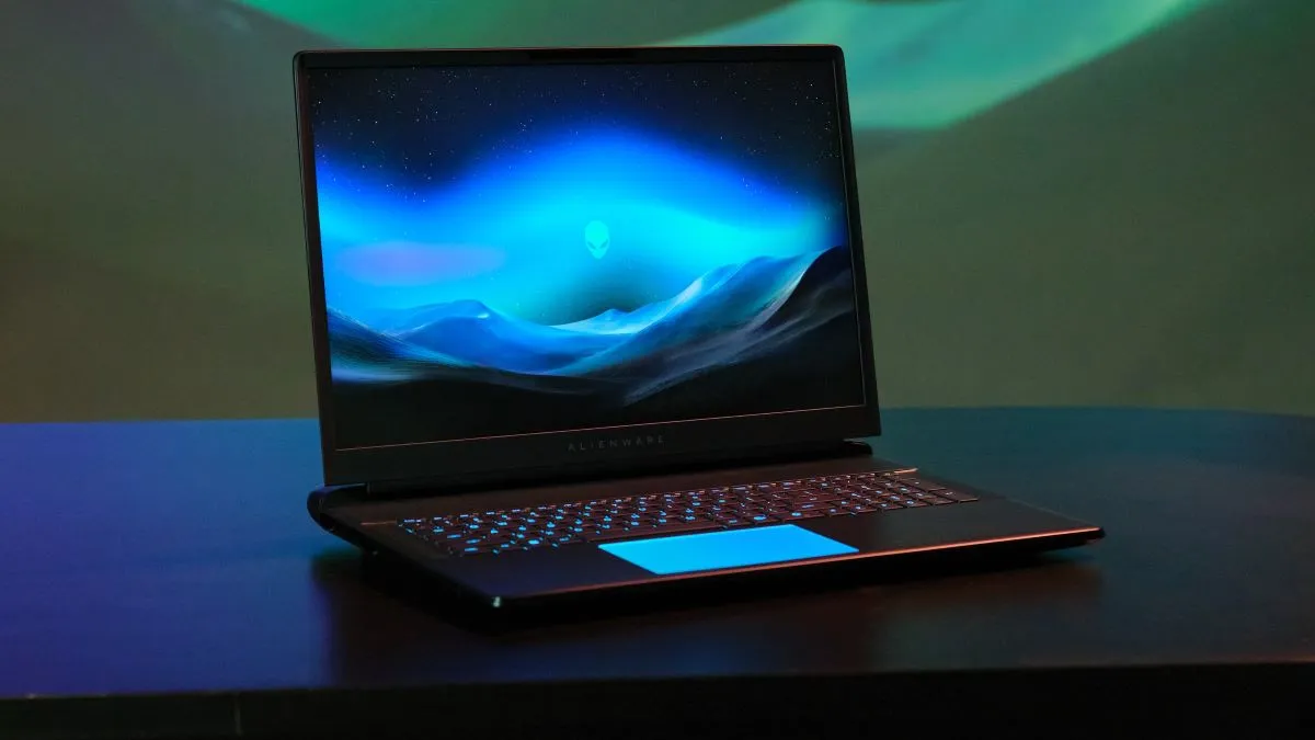 Dell Alienware 16 Area-51 معروض على مكتب.