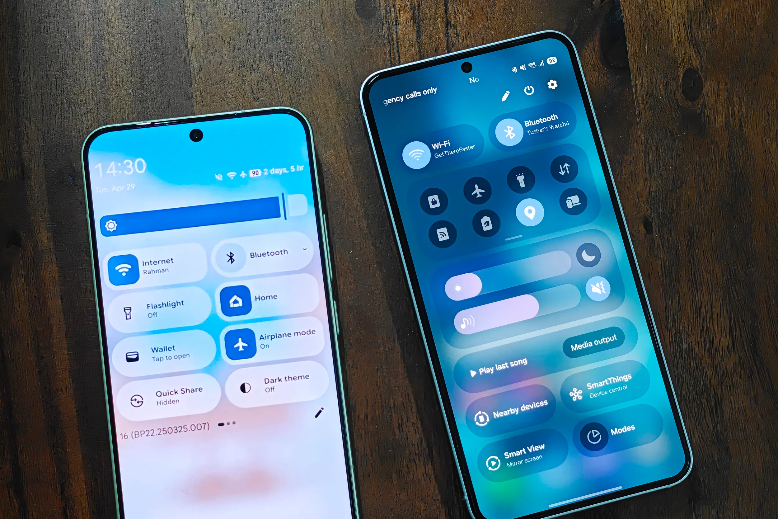 مقارنة بين قوائم الإعدادات السريعة في تصميم Android المسرب و One UI 7 على Samsung Galaxy S25.