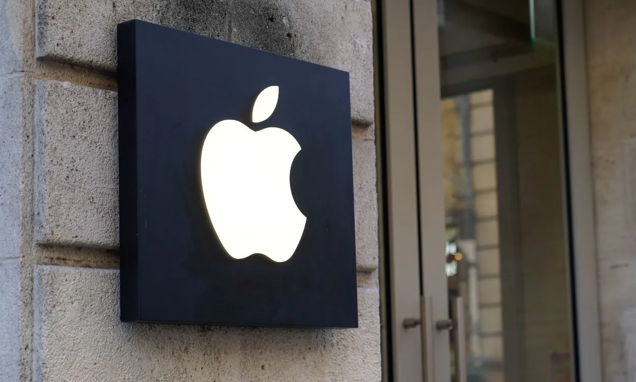 shot of the Apple Logo outside an Apple Store