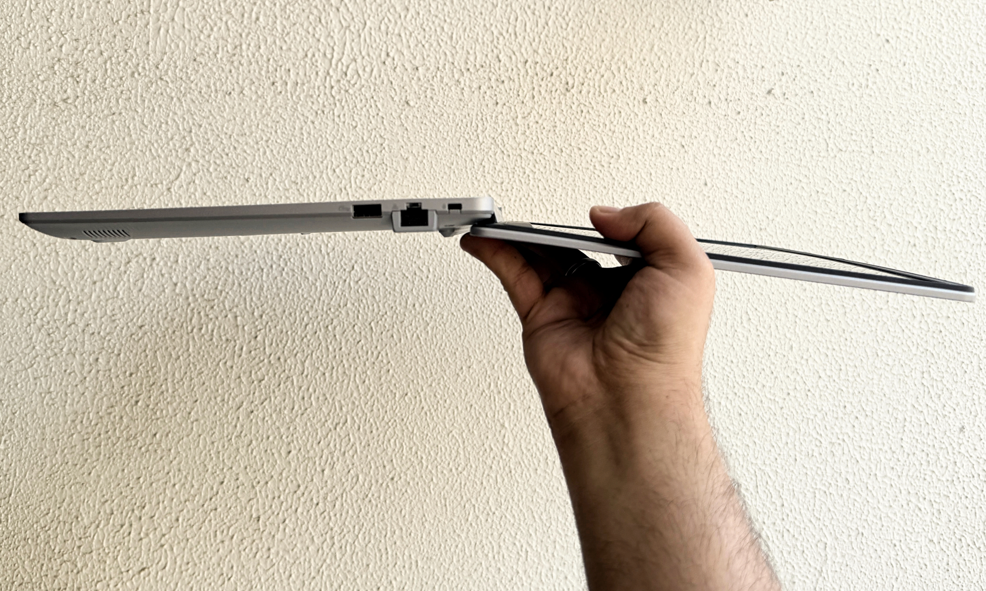 اختبار مفصلة Asus ExpertBook P1.