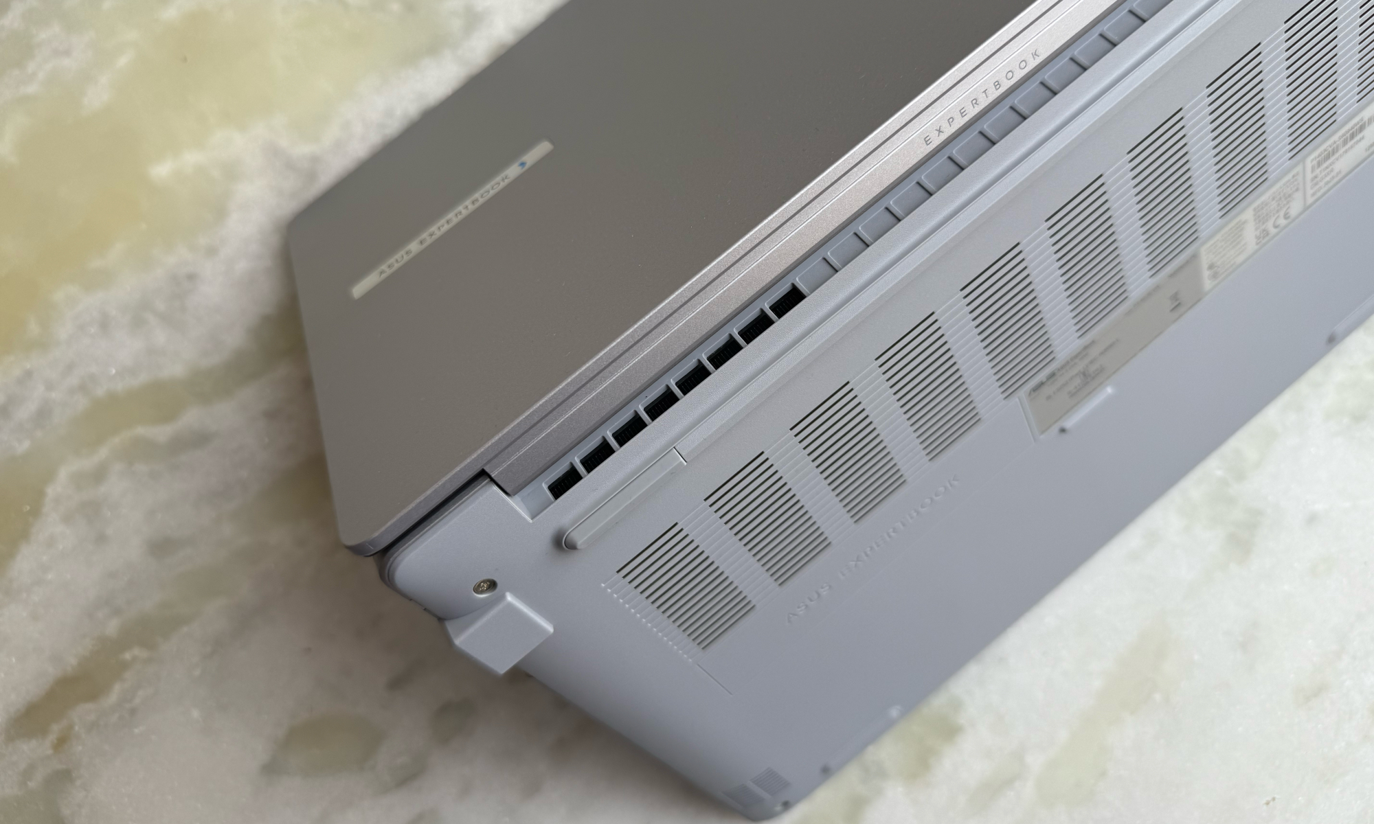 Asus ExpertBook P1 vents on the ridge.