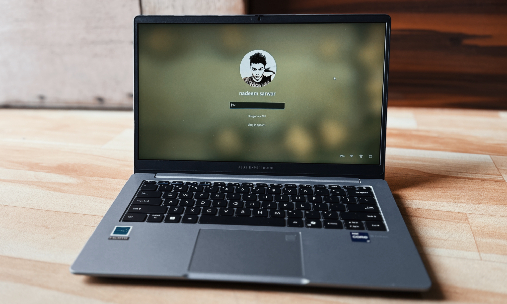 شاشة القفل على جهاز Asus ExpertBook P1.