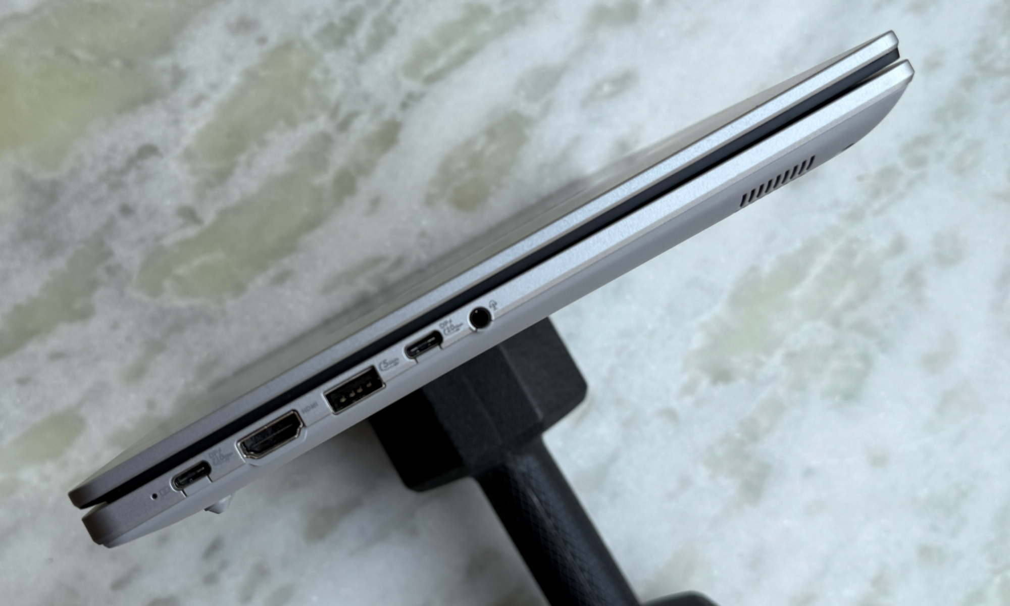 Ports on the left edge of Asus ExpertBook P1.