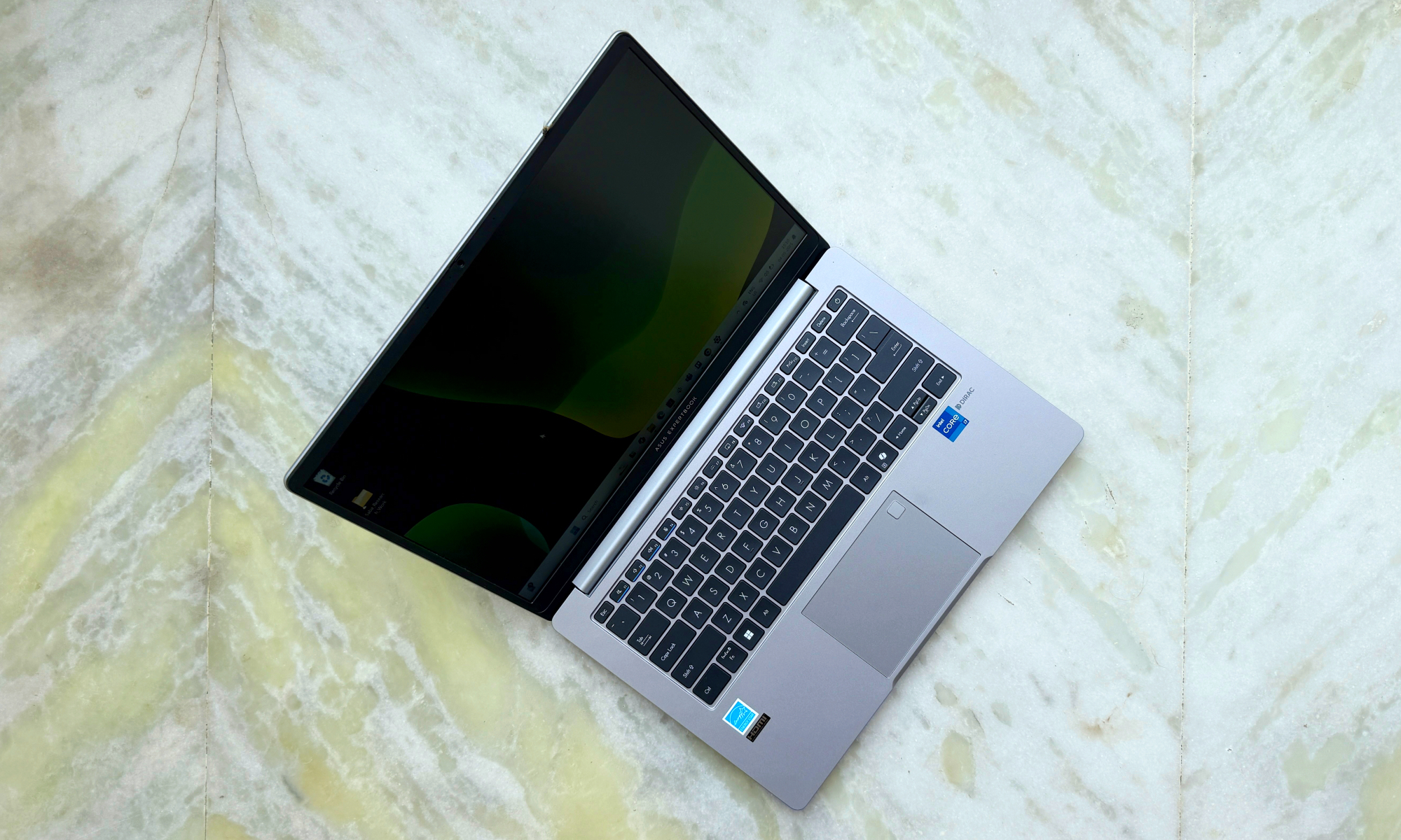 منظر علوي لمنصة لوحة المفاتيح على جهاز Asus ExpertBook P1.