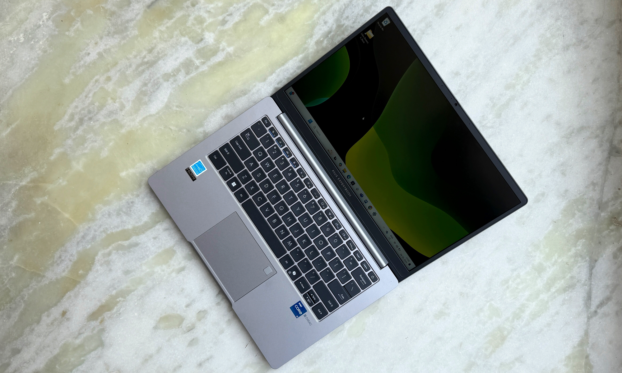 عرض المحتوى على جهاز Asus ExpertBook P1.