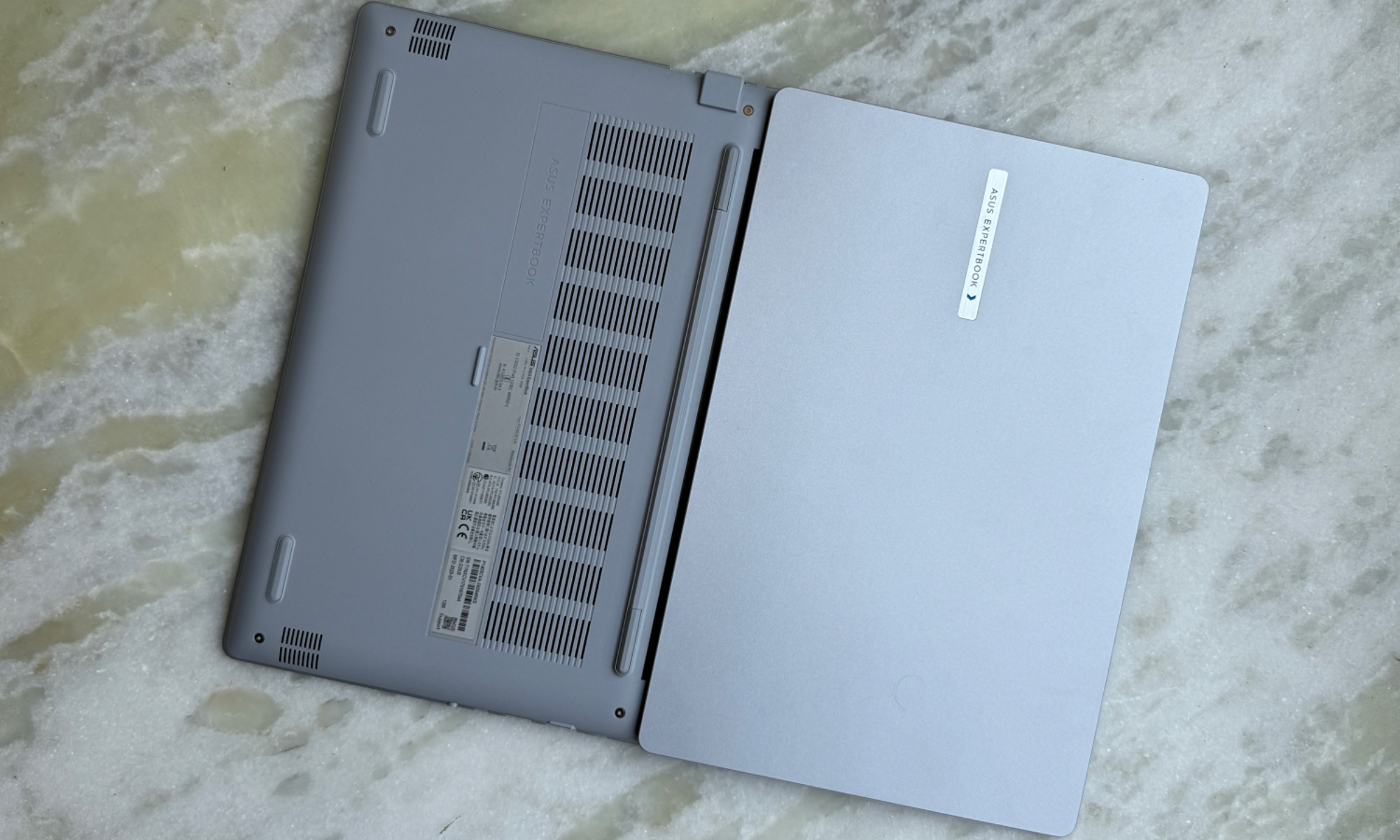 منظر خلفي مسطح بالكامل لجهاز Asus ExpertBook P1.