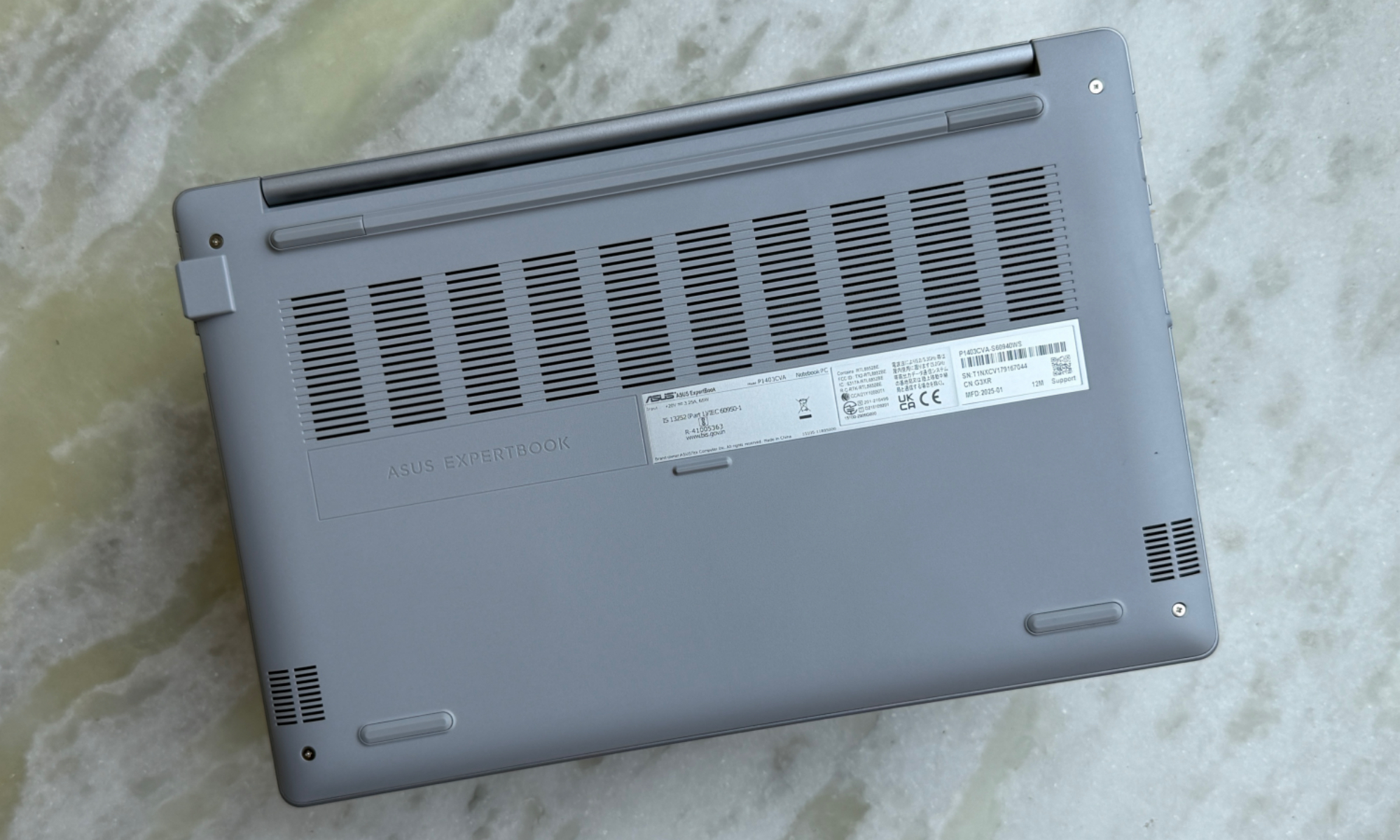 الجانب السفلي من جهاز Asus ExpertBook P1.