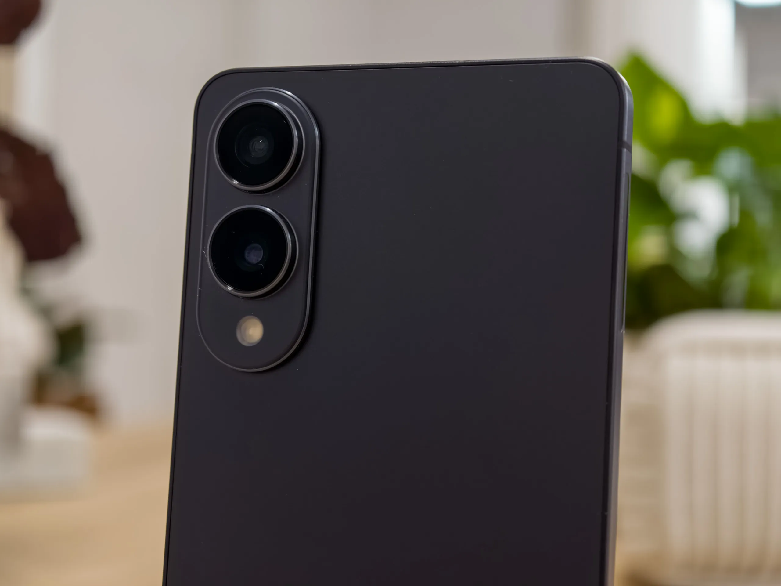 Galaxy S25 Edge in jet black close up of camera